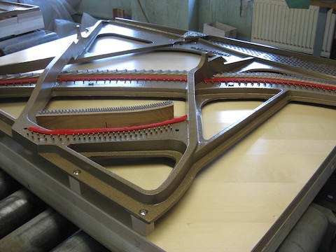 Eisenplatte aufsetzen bei Klavierfabrik Wilh. Steinberg