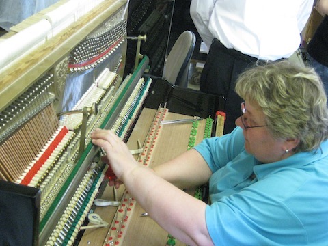 Mechanik einbauen bei Klavierfabrik Wilh. Steinberg