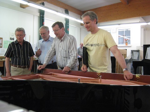 Pierre Furrer, Peter Bachmann, Kevin Gouldmann, André Scheu bei Besichtigung Klavierfabrik Wilh.Steinberg